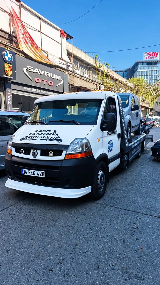 Oto servisin önünde araç teslim eden Asel Oto Kurtarma çekicisi