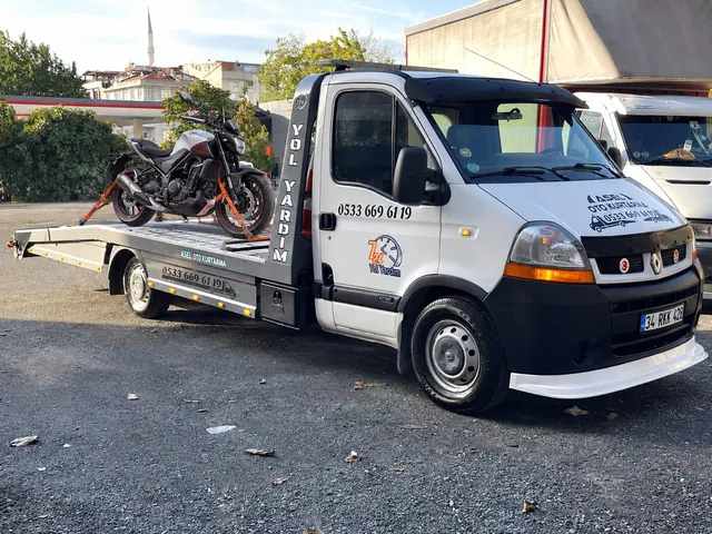 Kasasında motosiklet taşıyan Asel Oto Kurtarma çekicisi